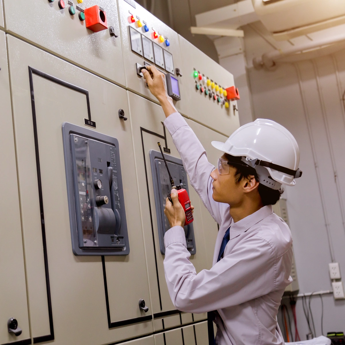 tablero eléctrico ensamblado con precisión, cables organizados y componentes estratégicamente ubicados, diseñado para la Fabricación de Tableros Eléctricos.